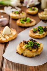 Mini toasts with garlic and dried tomato