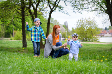 Fototapeta premium matka bawi się naturą z dziećmi