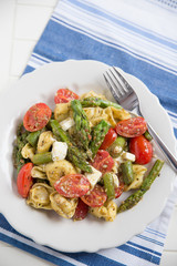 Tortellini mit Spargel und Tomaten 