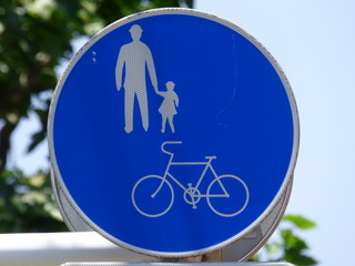 自転車を取りに向かう親子連れ