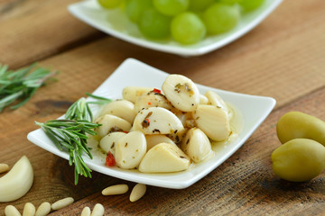 Antipasti - Eingelegter Knoblauch, Rosmarin, Oliven