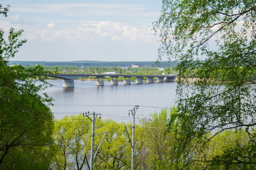 Пейзаж с видом на мост через реку Кама в городе Пермь