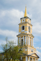 Высокое жёлтое здание пермской художественной...
