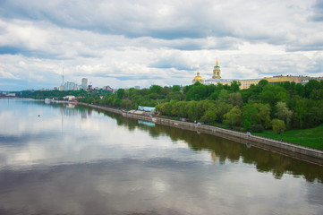 Naklejka premium городской пейзаж у реки