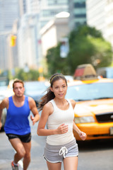 Running workout in New York City - Runners couple