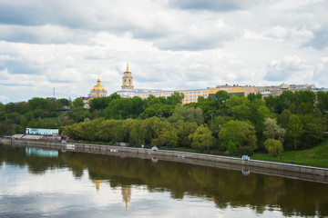 городской пейзаж с двумя зданиями в классическом...
