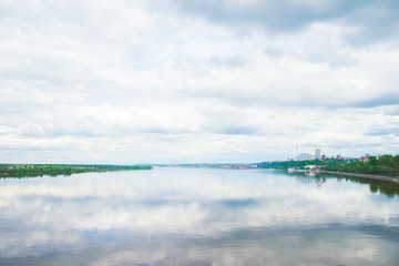 городской пейзаж у реки