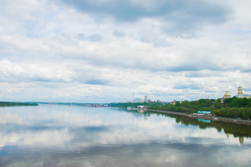 городской пейзаж у реки