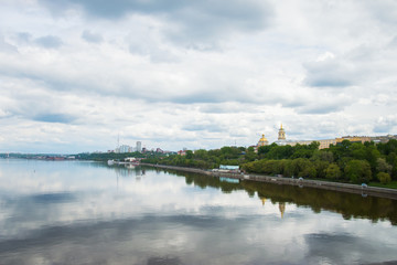 Fototapeta na wymiar городской пейзаж у реки