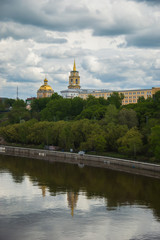 Obraz premium городской пейзаж с двумя зданиями в классическом стиле