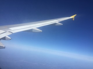 aile d'avion en plein ciel