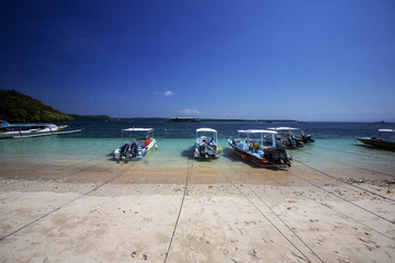 Fototapeta na wymiar boats on the shore,Nusa Penida in Indonesia