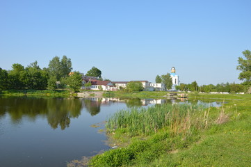 Obraz premium Тропинка по берегу пруда