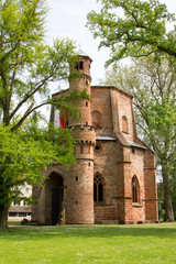Historische Burg, Mettlach, mit Ginkgo Bäumen