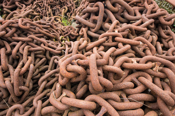 viele große rostige Ketten