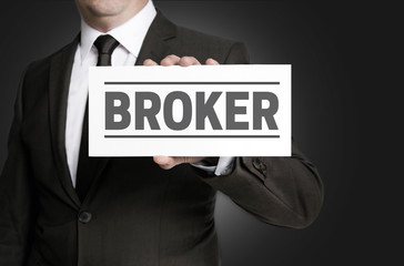 Broker Schild wird von Geschäftsmann  gehalten