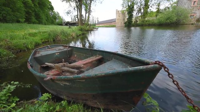 verlassenes Ruderboot am Seeufer mit leichten Wellen