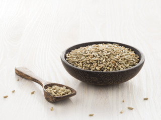 Roggen, Körner, Holzschale, Holzlöffel, Getreide