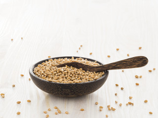 Weizen, Körner, Holzschale, Holzlöffel, Getreide