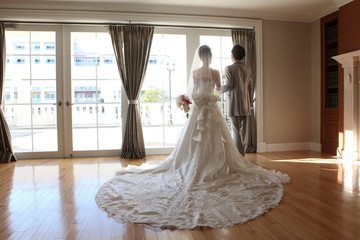 クラシックな雰囲気のなか結婚する二人