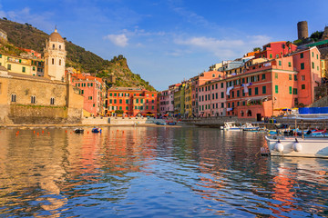 Fototapeta na wymiar Vernazza town on the coast of Ligurian Sea, Italy