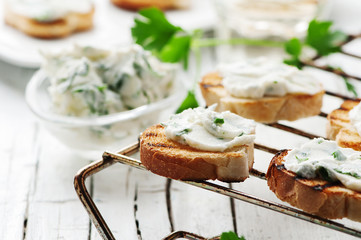 Crostini with cottage cheese and parsley