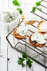 Crostini with cottage cheese and parsley