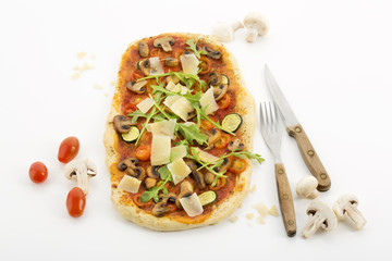 Pizza mit Champignons, Ruccola, Tomaten, Zucchini, Parmesan