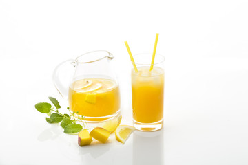 Erfrischungsgetränk mit Mango, Zitrone und frischer Minze