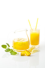 Erfrischungsgetränk mit Mango, Zitrone und frischer Minze