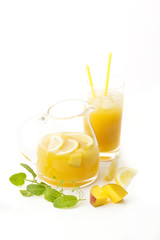 Erfrischungsgetränk mit Mango, Zitrone und frischer Minze