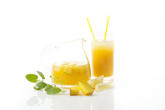 Erfrischungsgetränk mit Mango, Zitrone und frischer Minze