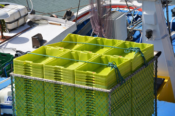 cajas sobre la cubierta de un barco