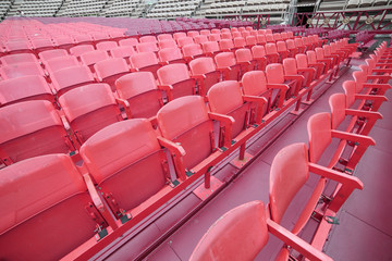 Fototapeta premium puste krzesła na stadionie przed koncertem