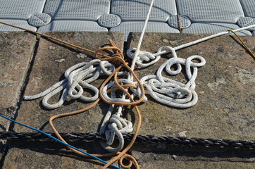 Amarres de bateaux au port.