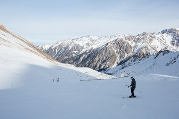 Fototapeta na wymiar Snowboarder in the mountains