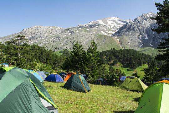 dağlık alanda kamp çadırları kurmak
