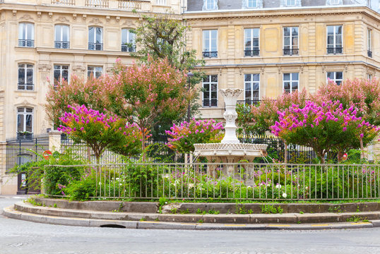  Place Francois 1er in Paris, France