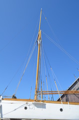 Obraz premium Bordé et haubans d'un voilier en bois.