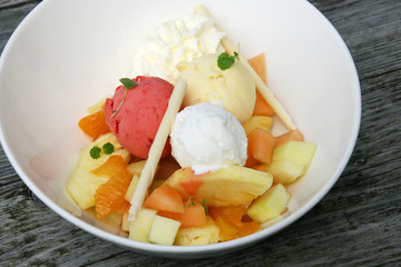 Different flavours of ice cream in a bowl.
