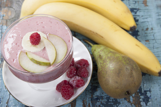 Smoothies of pear, banana and frozen raspberries with yogurt.