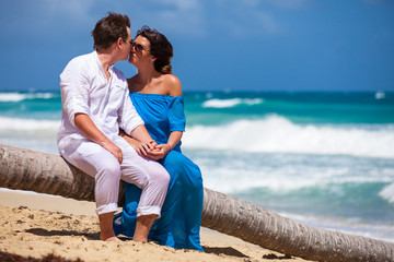 Fototapeta premium Beach couple walking on romantic travel.