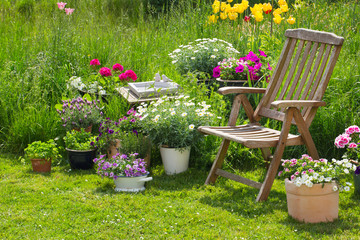 Idyllischer Sitzplatz im Garten - Entspannen im eigenen Garten
