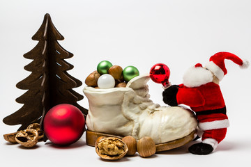 Fototapeta na wymiar Santa Claus mit einem Schuh voller Geschenke