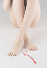 Gambe donna nude incrociate inicato piede sinistro