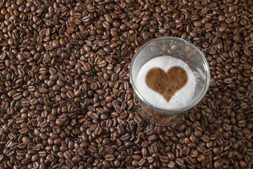 Glas Latte Macchiato mit Kaffeebohnen
