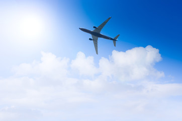 Fototapeta na wymiar flugzeug fliegt in blauen himmel