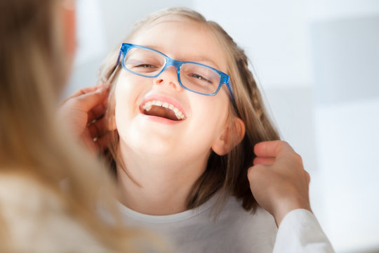 kind mit brille
