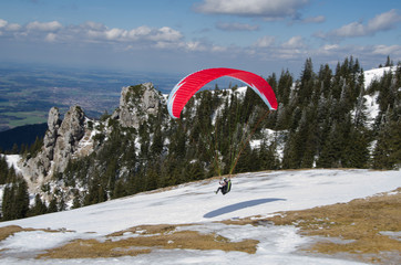 Gleitschirmflieger startet ins Chiemgau
