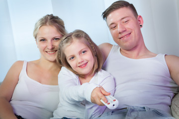 Fototapeta premium familie beim fernsehen